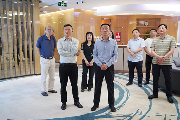 六安市工商聯(lián)黨組成員、副主席姚厚東到訪(fǎng)索威爾公司及公司集團(tuán)總部—聯(lián)合企業(yè)集團(tuán)